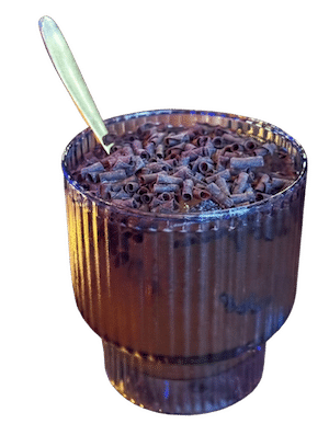 Cocktail Guarà à base de rhum Coro Coro, ginger beer et copeaux de chocolat – boisson signature du restaurant Guarà à Metz.